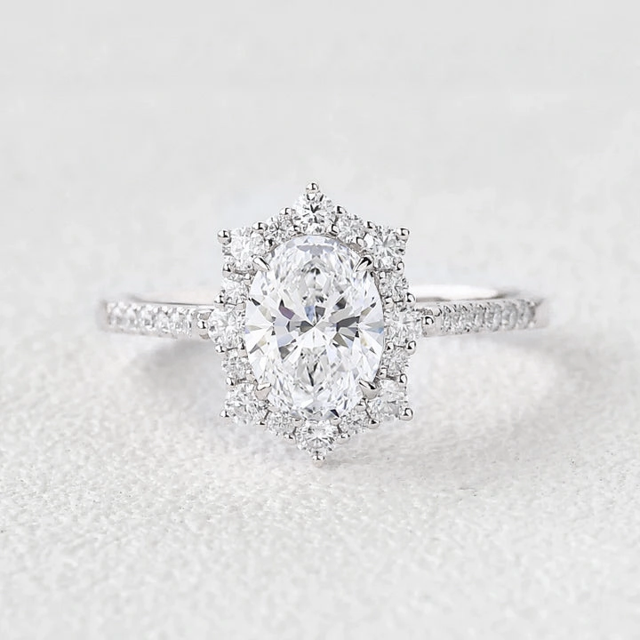 Resilient Style 1.0-2.0ct Oval Cut Lab Grown Diamond Halo Engagement Ring