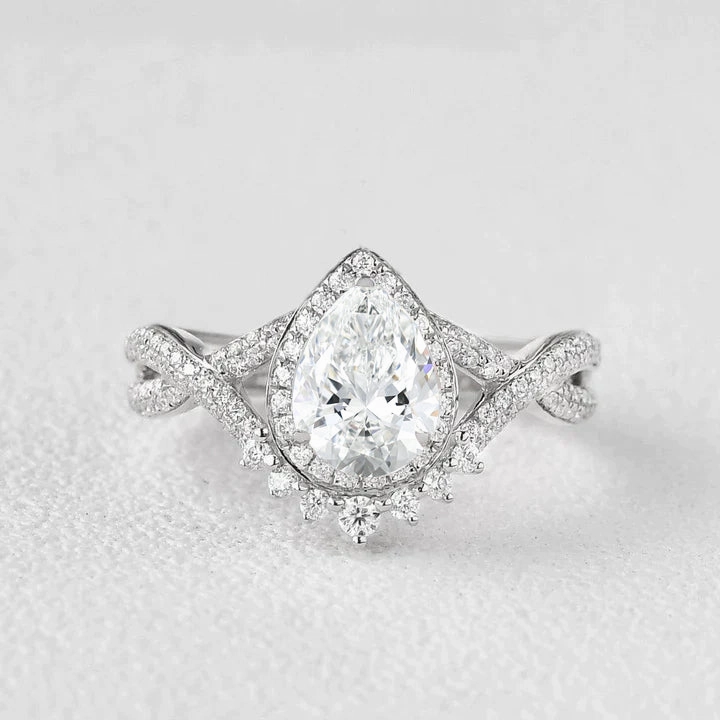1.0-2.0ct Pear Shaped Lab Grown Diamond Infinity Gold Ring Minimal Outfit