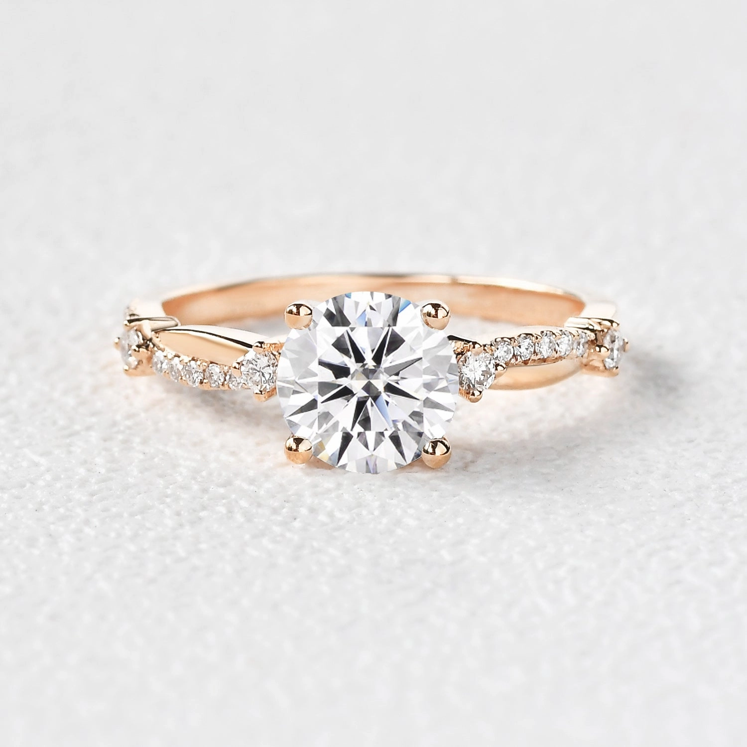 Classic Outfit 1.0ct Round Cut Moissanite Twisted Solitaire Ring