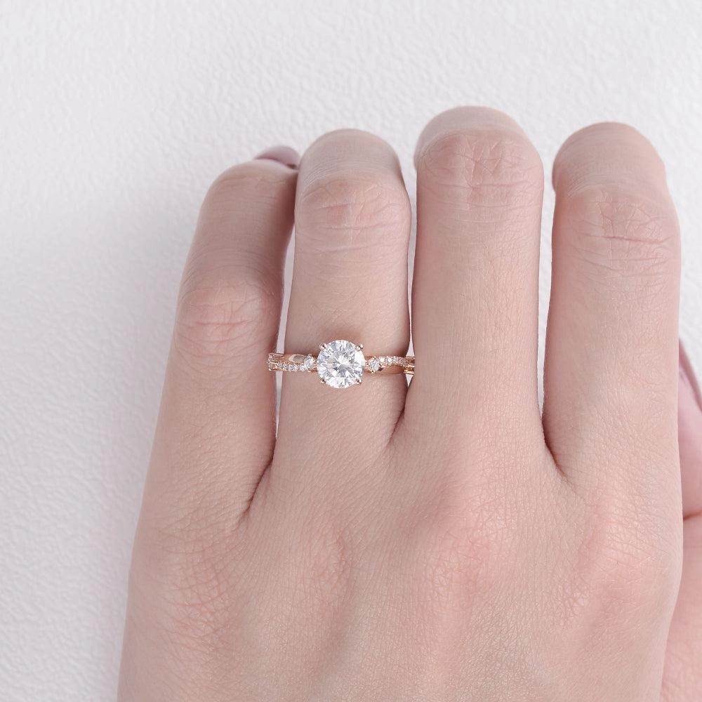 Giftable Present 1.0ct Round Cut Moissanite Twisted Solitaire Ring