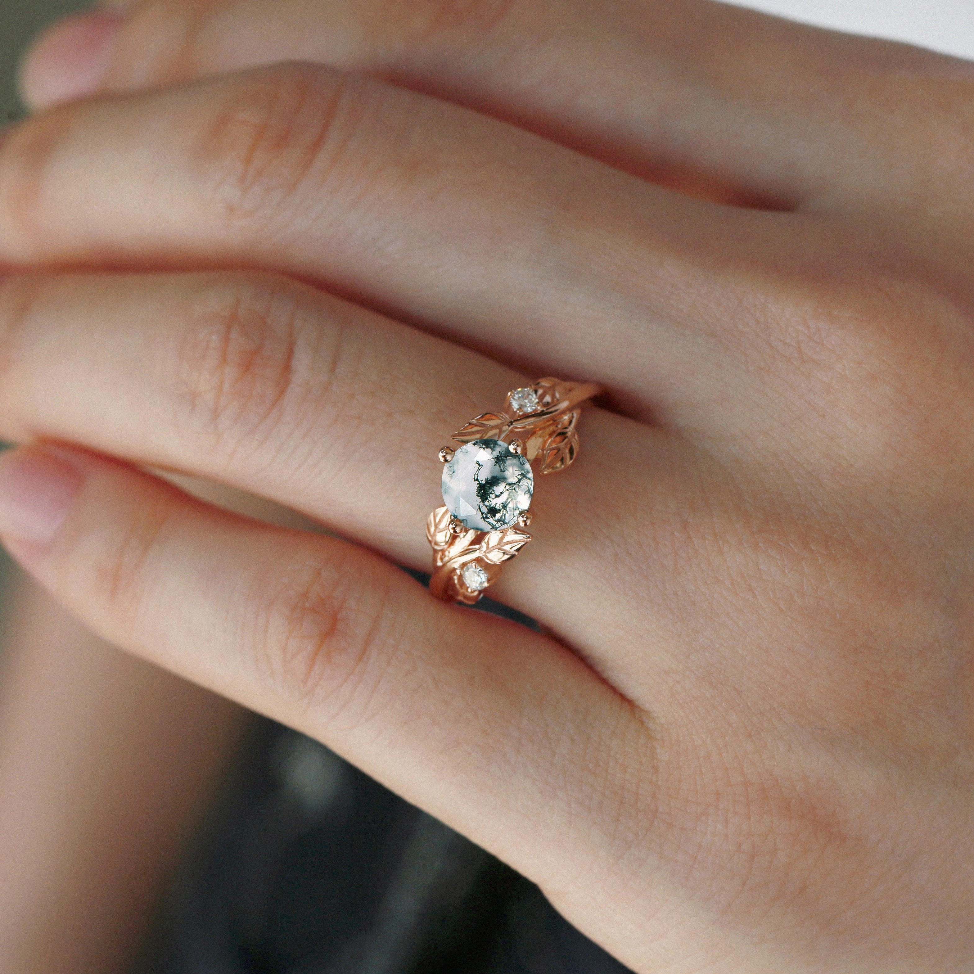 Artistic Product Bold Detail Black Gold Round Shaped Leaf Moss Agate Engagement Ring - Gardenia
