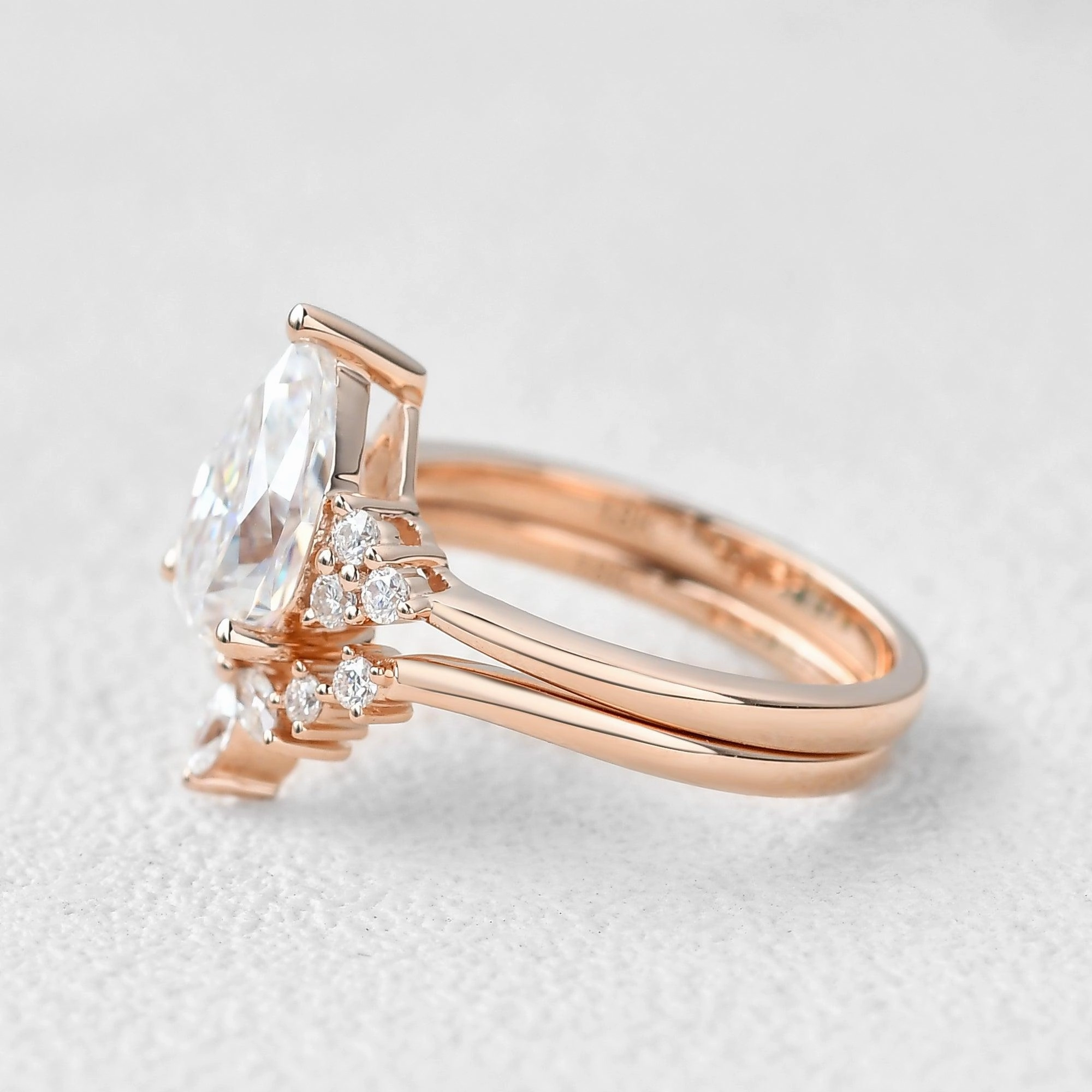 Stylish Addition Luxury Sign 2.0ct Pear Shaped Moissanite Rose Gold Ring Set 2pcs