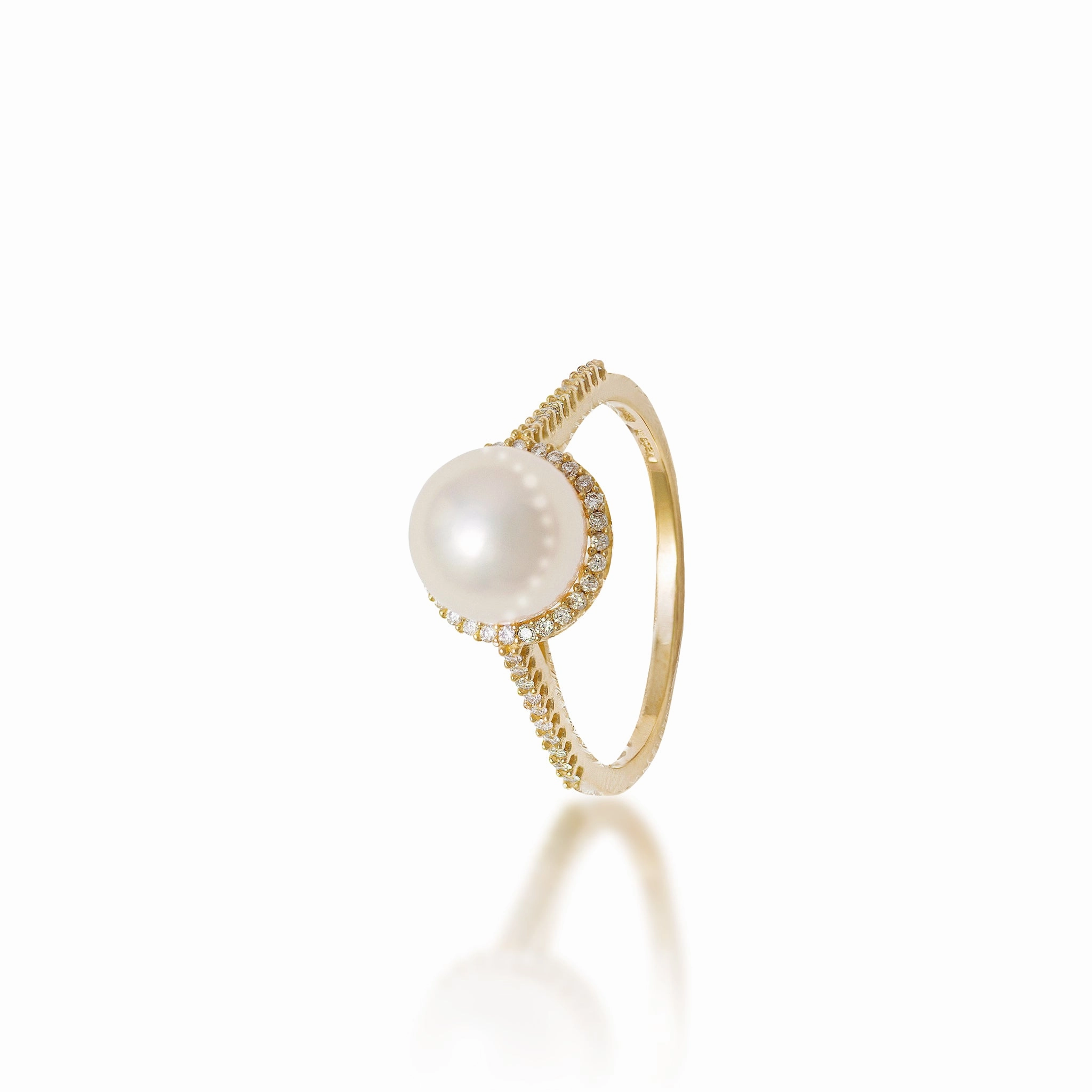 Akoya Pearl Ring in Gold with Diamonds - 8-8.5mm Fresh Detail