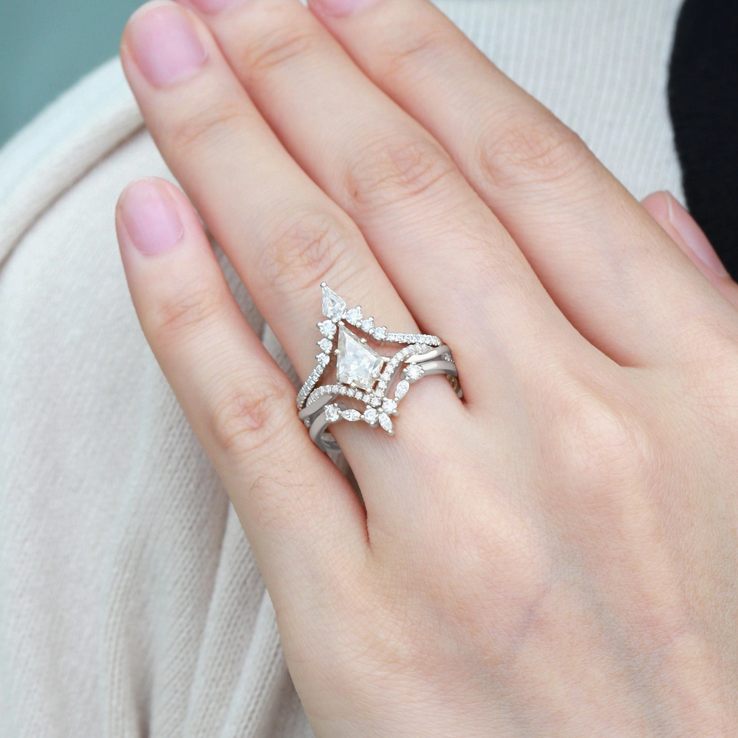 Exchange Option Custom Insignia Kite Cut White Gold Moissanite Luxurious Engagement Bridal Set 3pcs