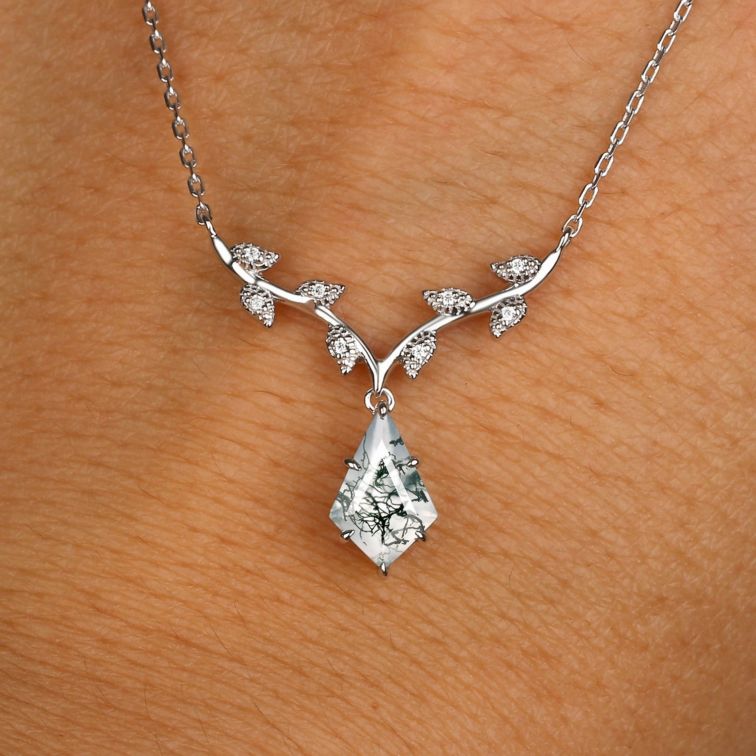 Comfortable Piece Unique Flair Natural Inspired Moss Agate Kite Leafy Necklace - Ivy