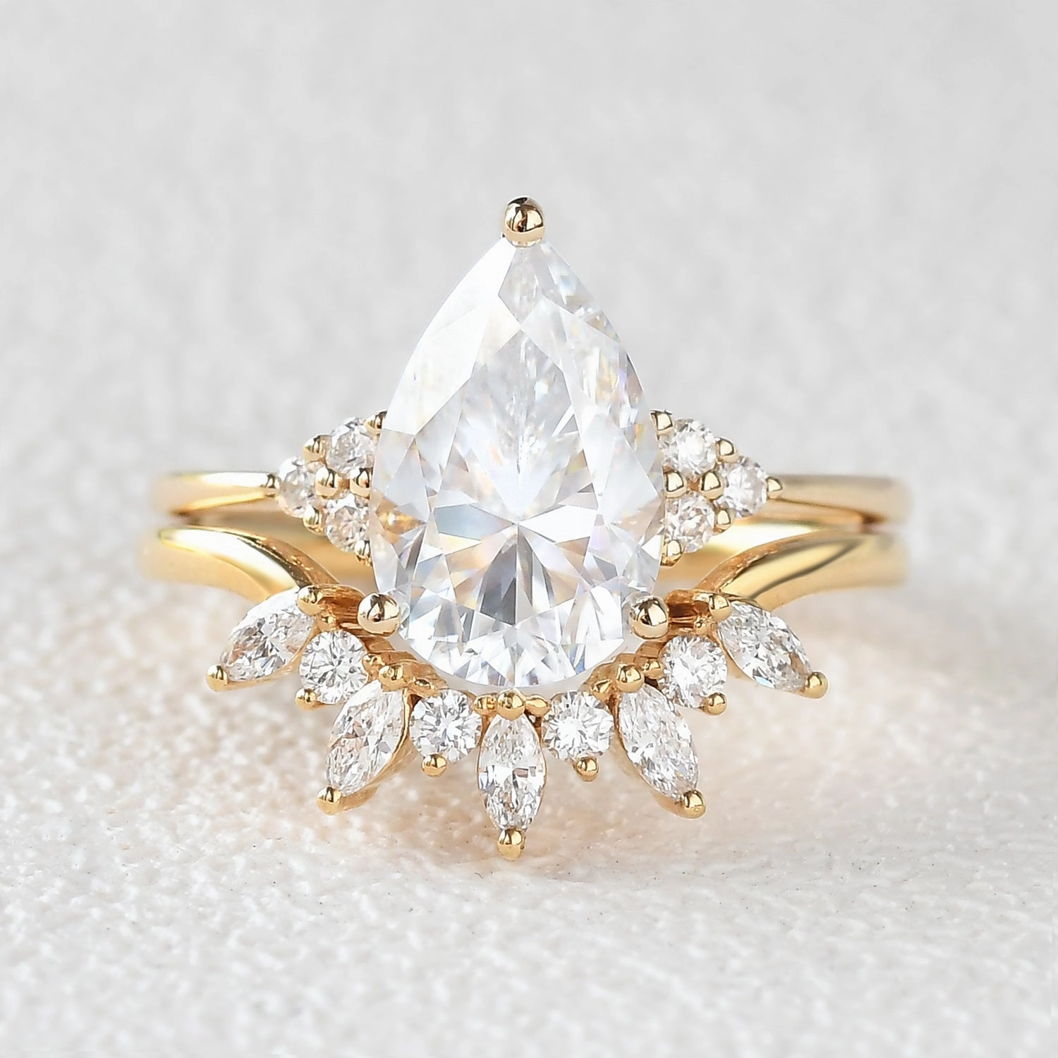 4.0ct Pear Moissanite Cluster Engagement Ring Set 2pcs Bold Details