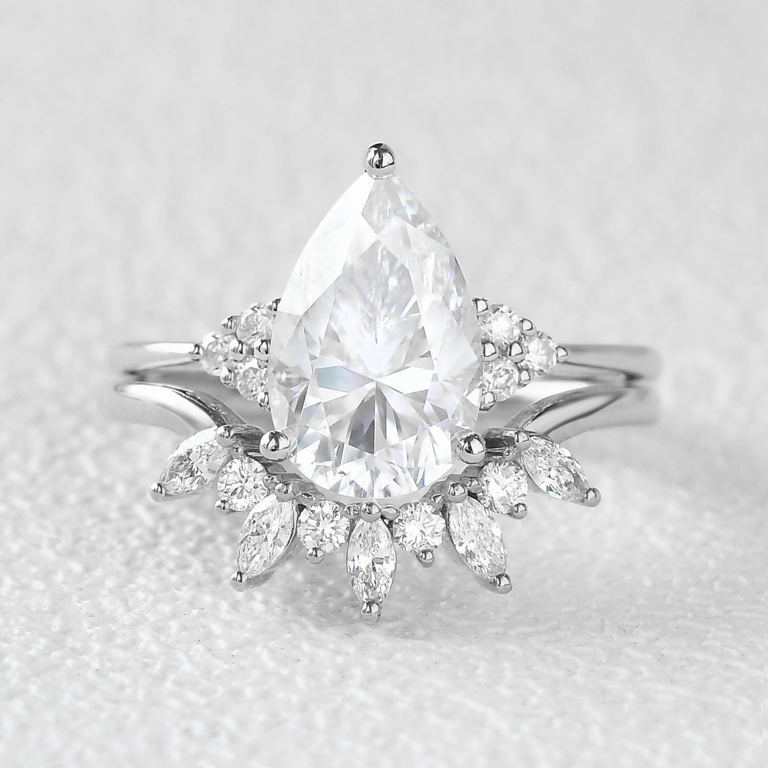 Lightweight Article Charming Gift 4.0ct Pear Moissanite Cluster Engagement Ring Set 2pcs