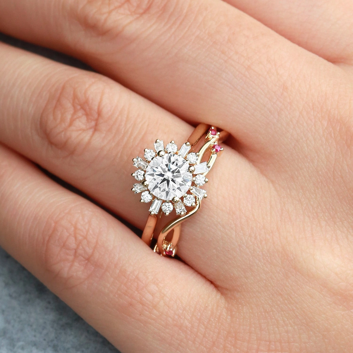 Vintage Detail Luxurious Touch Round Moissanite & Ruby Halo Floral Ring Set 2pcs - Sol