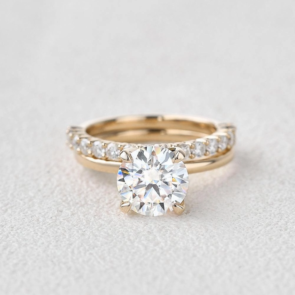 Glossy Look Polished Spark 2.0ct Round Cut Moissanite Solitaire Gold Ring Set 2pcs