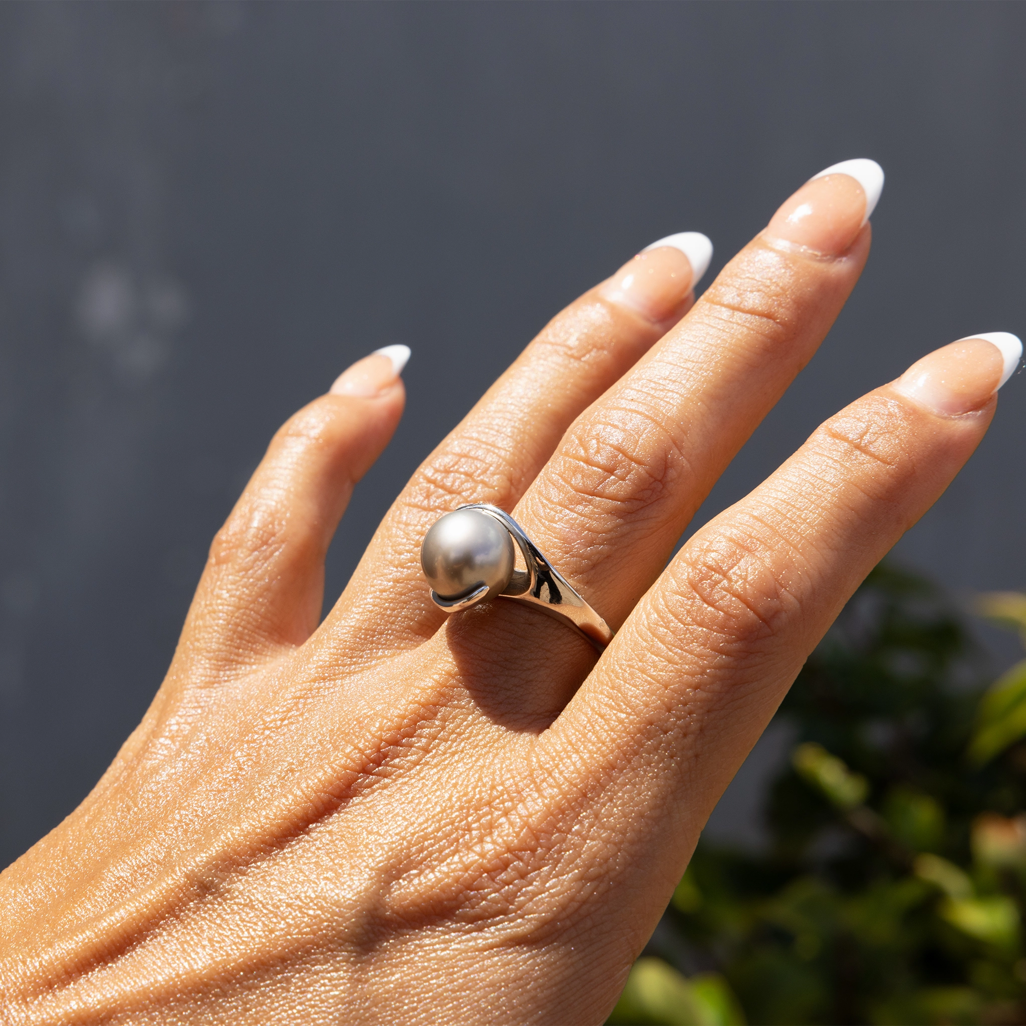 Tahitian Black Pearl Ring in White Gold - 10-11mm Radiant Appeal Glow Touch