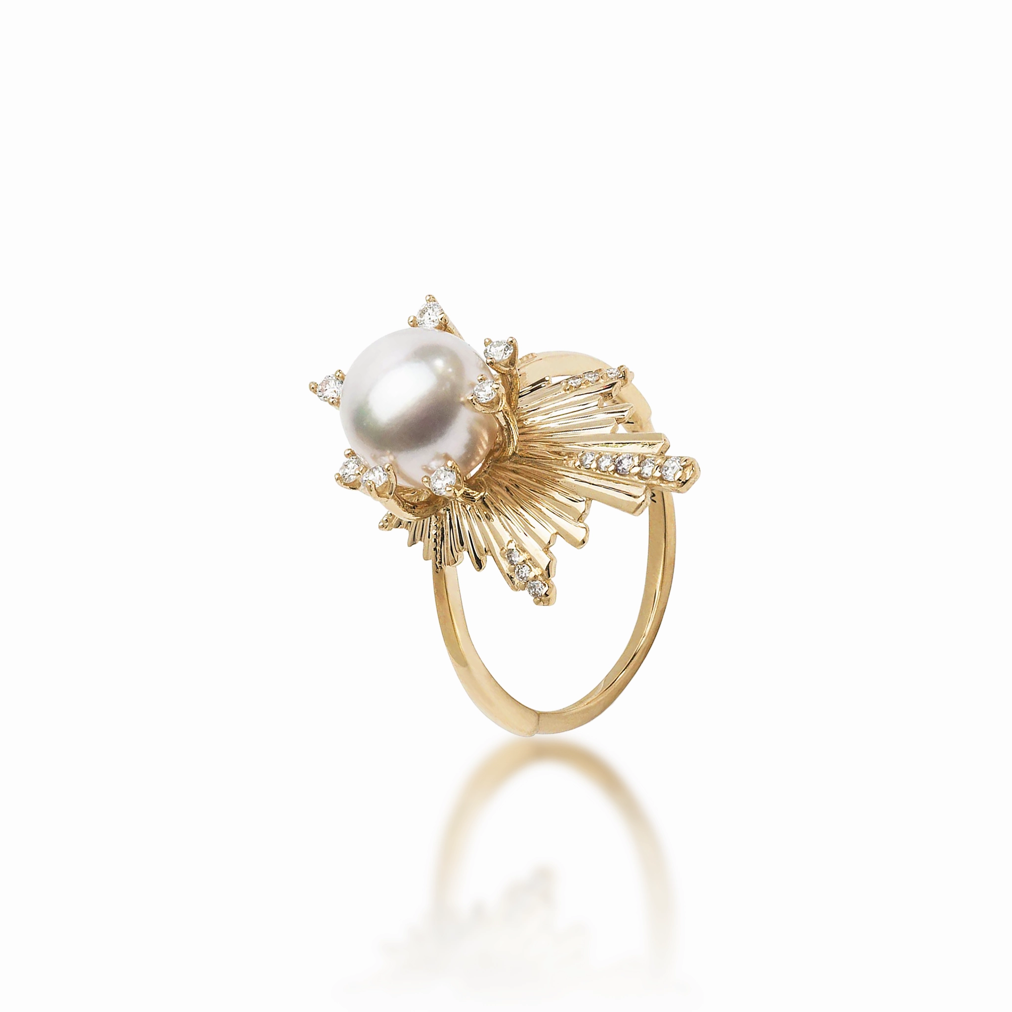 Pastel Look Understated Shine E Ho???la Akoya White Pearl Ring in Gold with Diamonds - 21mm