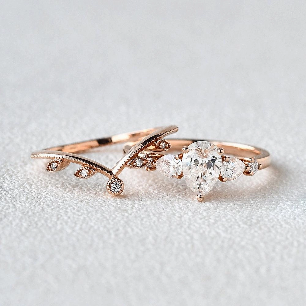 Stylish Ornament 1.5ct Pear Shaped Cluster Moissanite Bridal Set 2pcs Ring