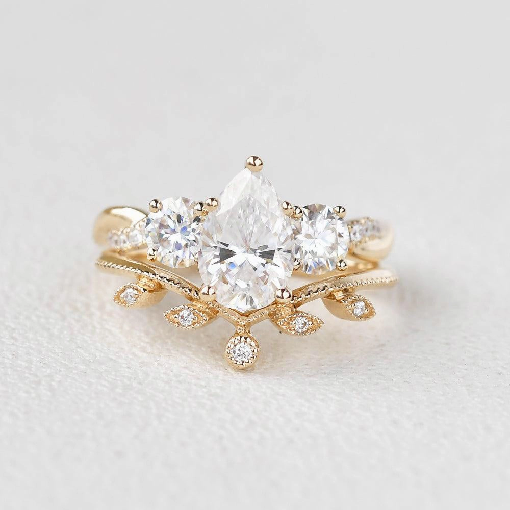 Artistic Memento Durable Jewelry 1.5ct Pear Moissanite Three-stone Leafy Ring Set 2pcs