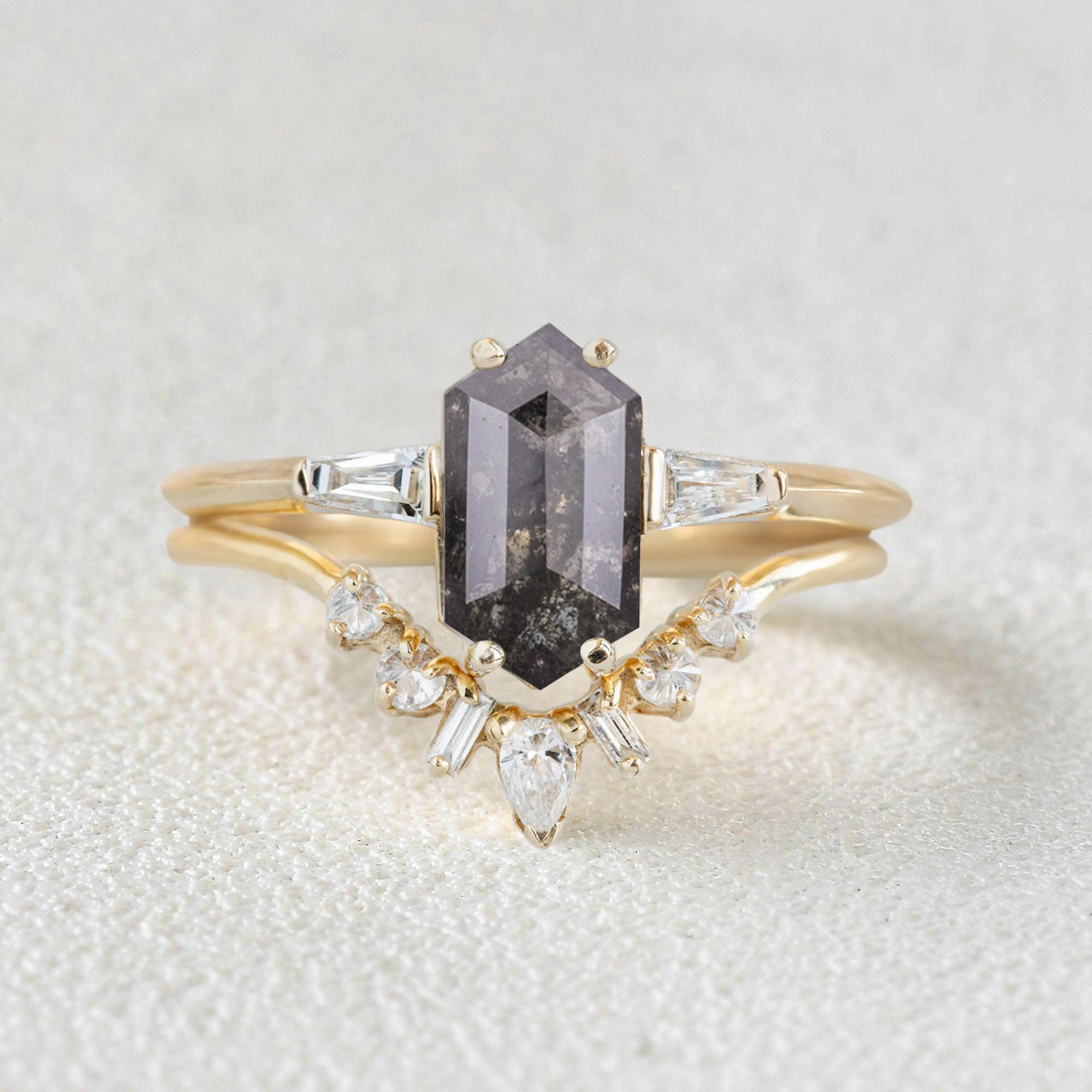 Trendy Decoration Lightweight Feel Long Hexagon Salt and Pepper Diamonds Three Stone Ring Set 2pcs