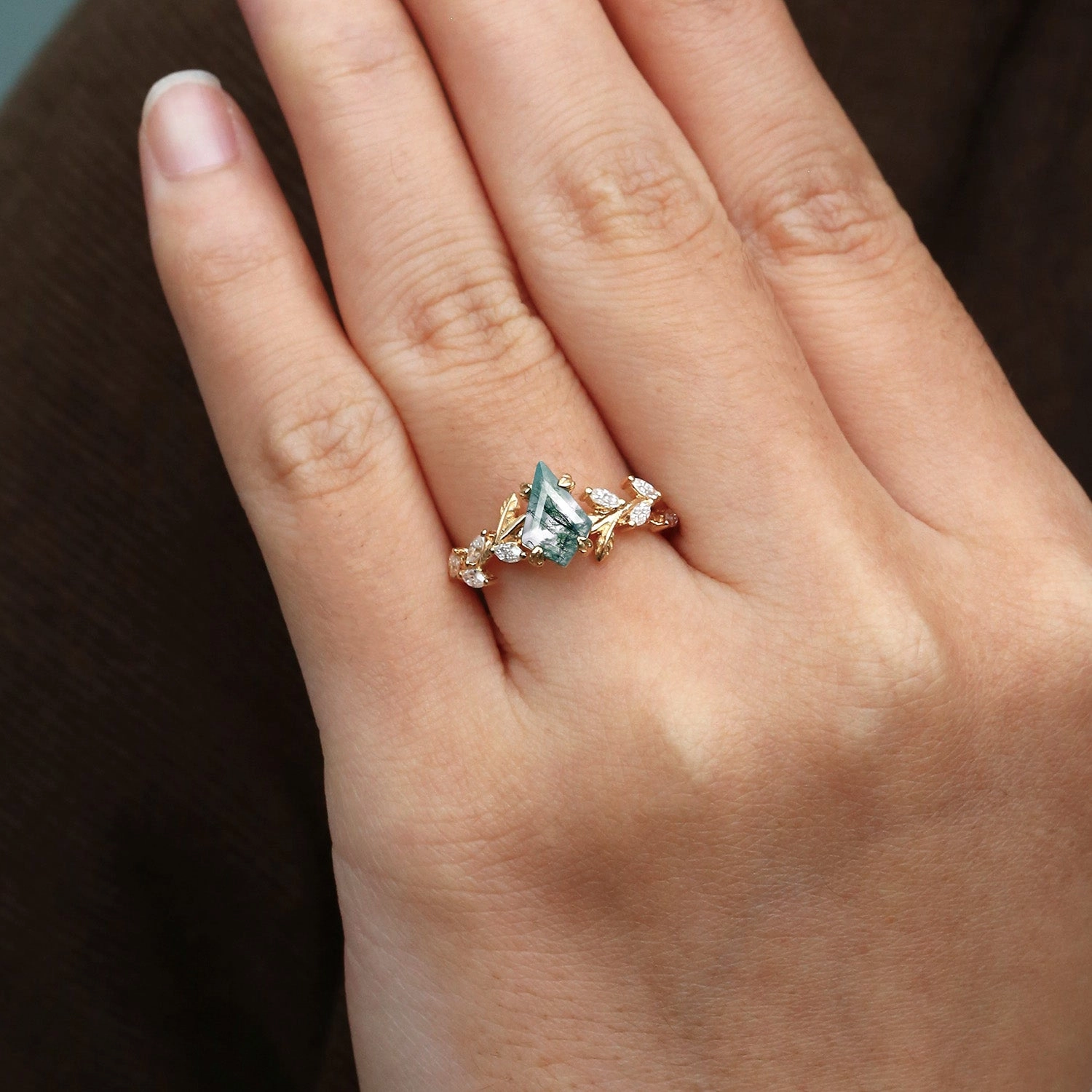 Sleek Look Kite Cut Clear Moss Agate Leafy Gold Engagement Ring - Dart