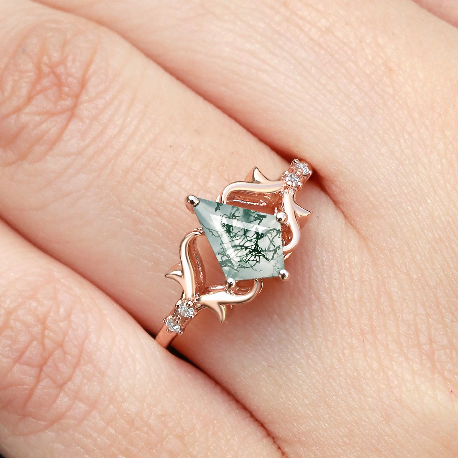 Everyday Glow Elite Finish Elegant Kite Cut Moss Agate Engagement Ring - Tendril