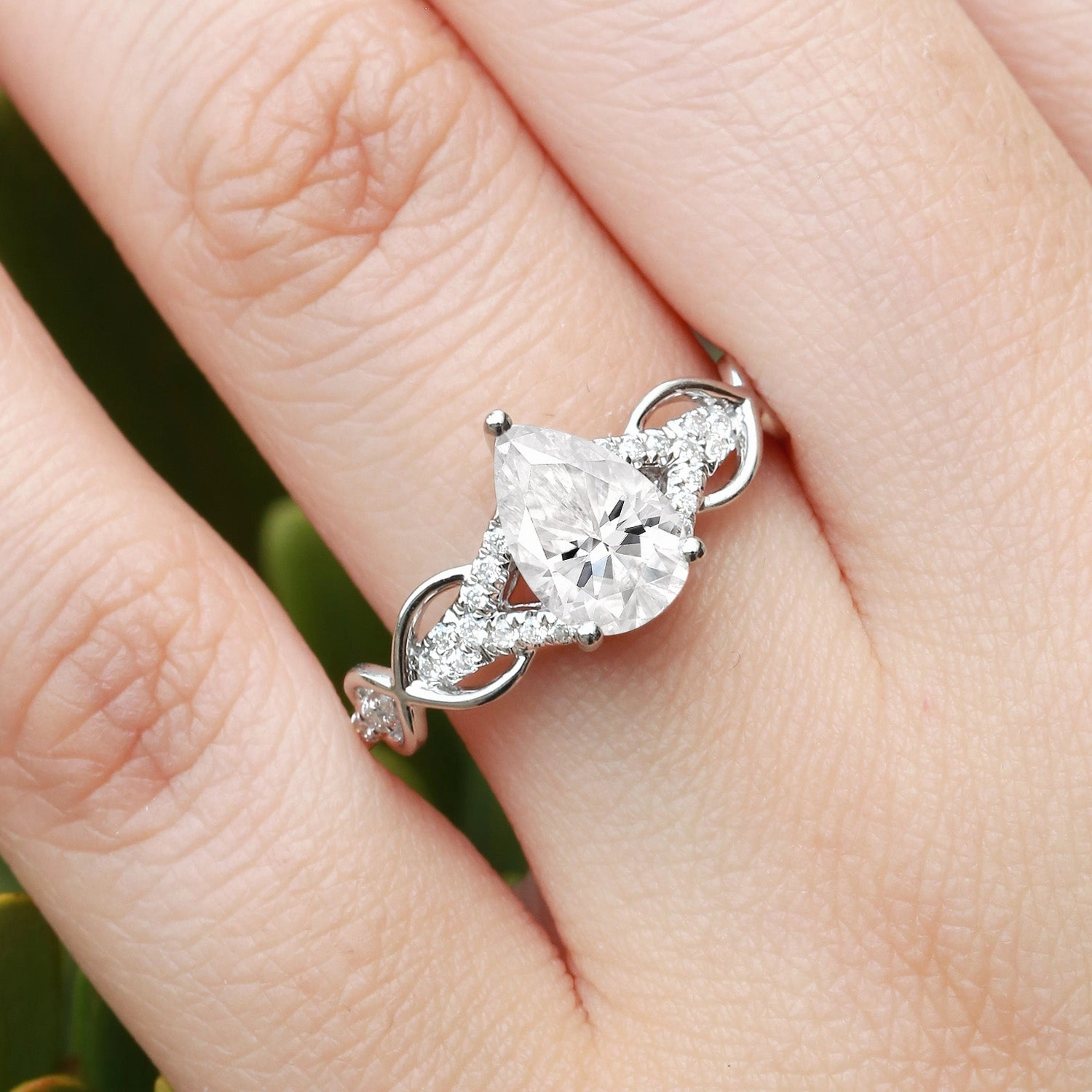 1.5ct Pear Cut Colorless Moissanite Antique Engagement Ring Stylish Trinket Bold Glint