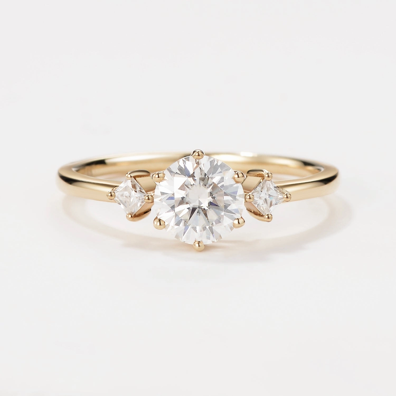 Round Cut Moissanite Classic Three-stone Engagement Ring Cool Detail