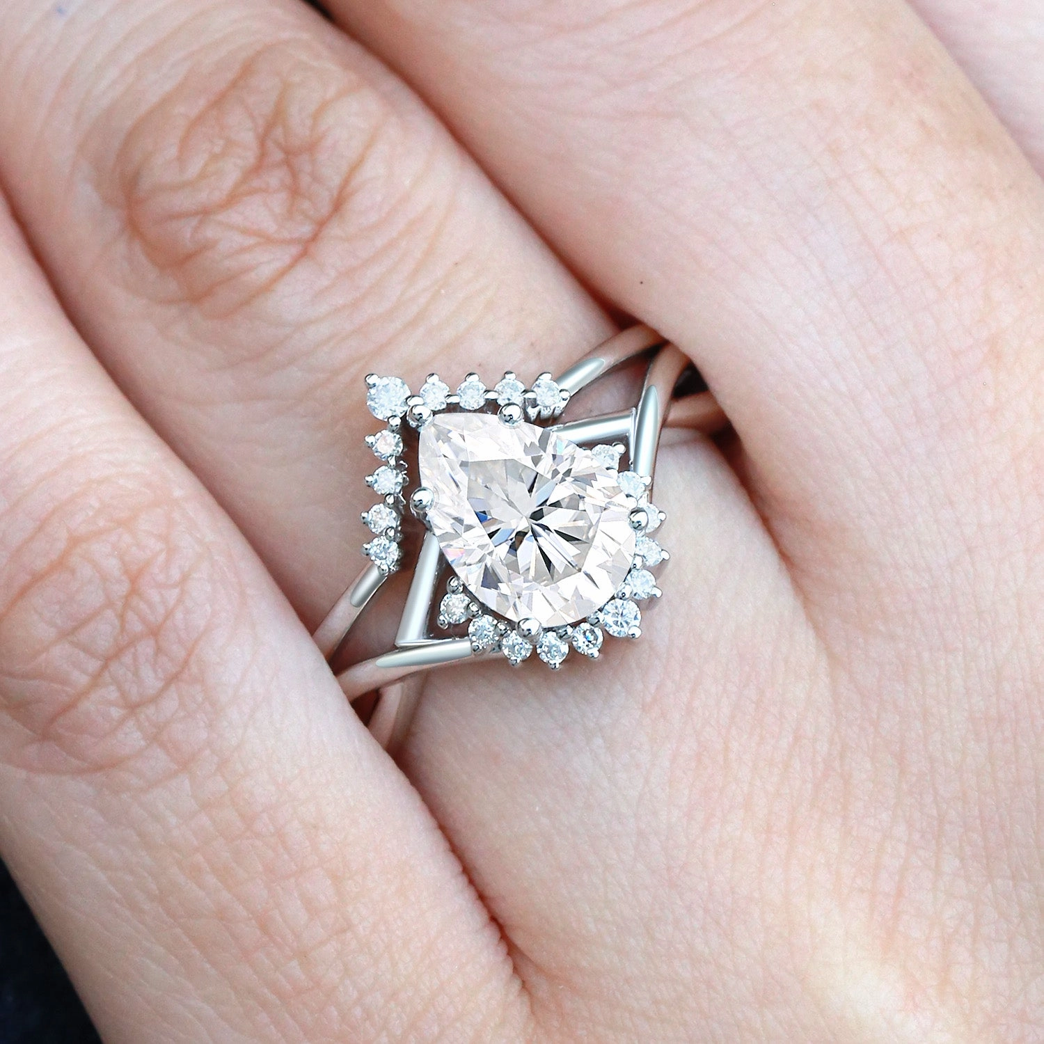 Daily Essential Understated Shine Pear Cut Moissanite Infinity Engagement Ring Set 2pcs